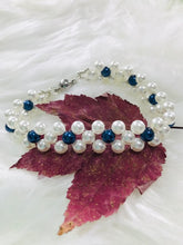 Cargar imagen en el visor de la galería, Pulsera de perlas blancas y azules
